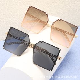 Big frame sunglasses personality chain mirror legs fashion street photography show sun shading sunglasses women (Color: Gold Framed with Grey Chip)